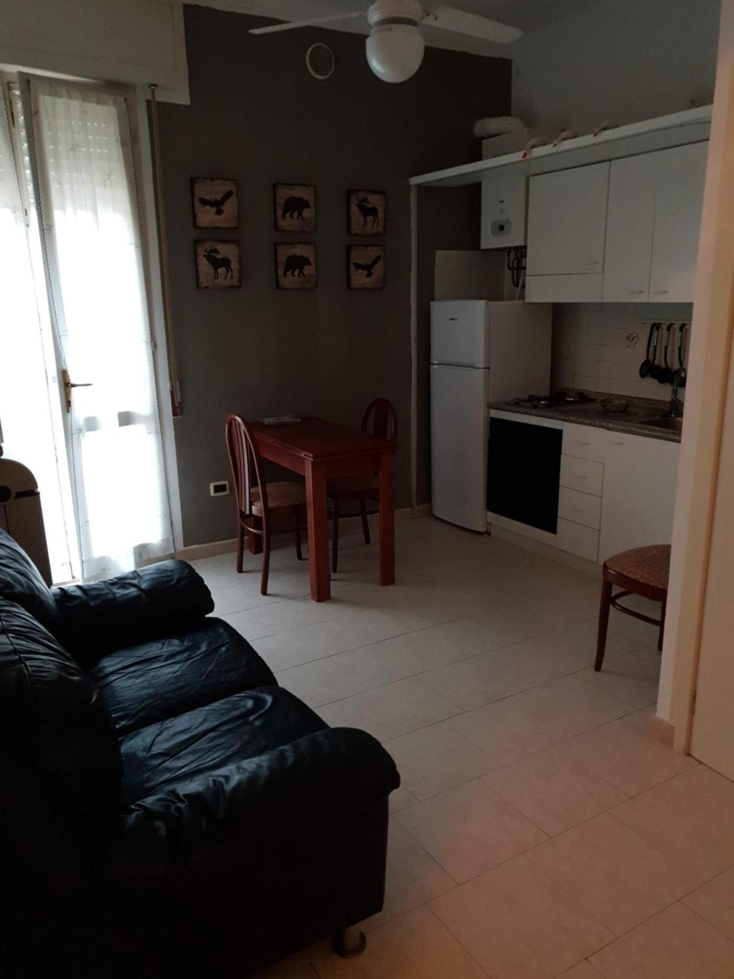Residence Appartamenti Casa Vacanze Abbazia 佩萨罗 外观 照片